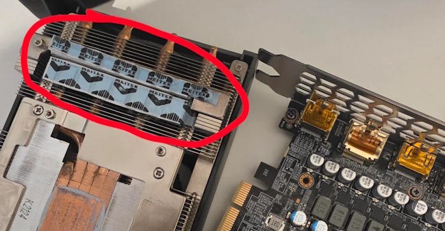 شهر سخت افزار: 🔴پلاستیک جا مانده روی RTX 3070 بعد از ۵ سال کشف شد؛ دما ۳۰ درجه پایین آمد👈 یک کاربر پس از نزدیک به پنج سال استفاده از کا