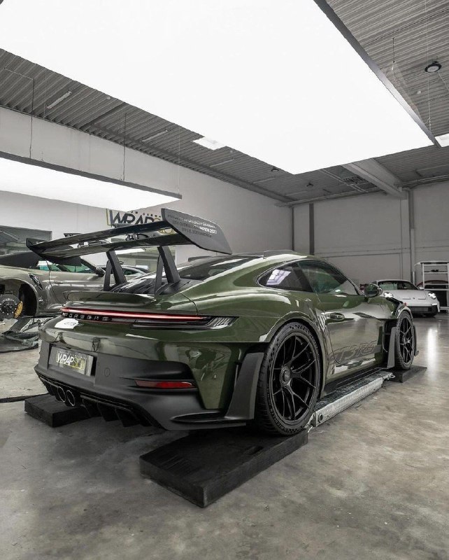 Black Olive Porsche 992 GT3 RS 7
