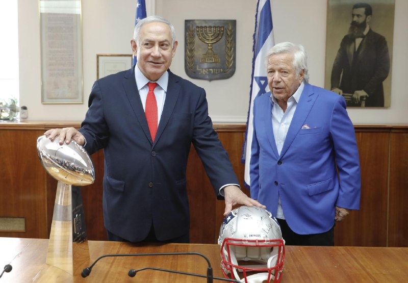 רוברט קראפט לחץ לאחרונה על אד שירן לשחרר את מקלמור מסיבוב ההופעות שלו בגלל הערות פרו-פלסטיניות.