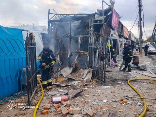 В Харьковской области в результате ракетного удара по рынку в городе Лозовая два человека погибли и 34 пострадали, сообщает ГСЧС Украины: «Возник пожар в здании магазина, повреждены другие торговые объекты, многоквартирные и частные жилые дома, а также лег
