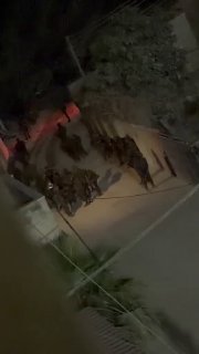 חלק מכוחות הכיבוש מסתערים על מחנה קלנדיה, מצפון לירושלים הכבושה, במקביל לפשיטה על מספר בתים, גירוש תושבים מ…