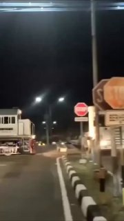 В Индии даже аварии на переезде эпичные 🤯