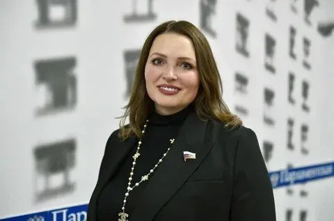 הסנאטור שצ'טינינה נאם בישיבות של ימי הכלכלה היצירתית בסנט פטרבורג הסנאטור כינה את הפיתוח המאוזן של תעשיות י…