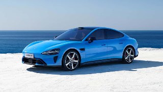 Xiaomi выкатила рестайлинг своего хитового электромобиля SU7Компания увеличила мощность и пробег для всех комплектаций, а также добавила систему резервного питания для замков на дверях и две подушки безопасности (их теперь 9).Все машины при этом подорожали