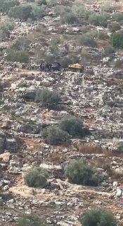סצינות המתעדות מתנחלים תוקפים ומשמידים טרקטור חקלאי בעיירה אימאטין, מזרחית לקלקיליה.