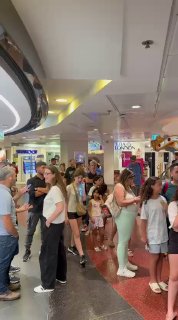 מאות מחכים בתור עצום בדיזנגוף סנטר - והכל בגלל נערה בת 13 >>