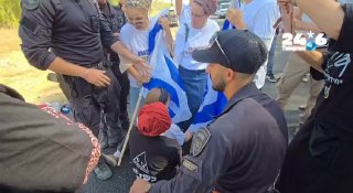 🇮🇱 Itay Gal-on. At this time, police officers are evacuating Order 9 operatives in Kerem Shalom who are blocking aid trucks to Gaza.