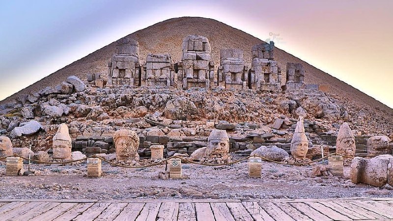 شوک تصویری😎😑😐😷🕊🕊 🌹🌹: یه آرامگاه/معبد عجیب در ترکیه کشف شد، با مجسمههایی غولپیکر بدونسر! خوشحال خوشحال که آی تمدن ترکیه! آعوو! کمی کاوش کرد
