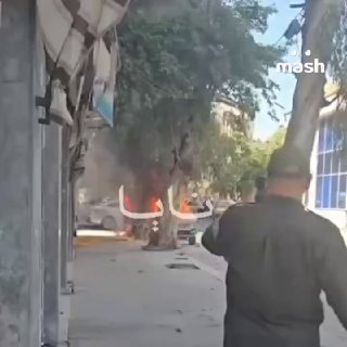 Взрыв в Дамаске — сейчас с официальным визитом в стране находится Эмманюэль Макрон. Заминированный автомобиль стоял рядом с отелем, где остановился президент Франции. Сам глава европейской страны покинул этот район незадолго до проишествия.Власти начали пе