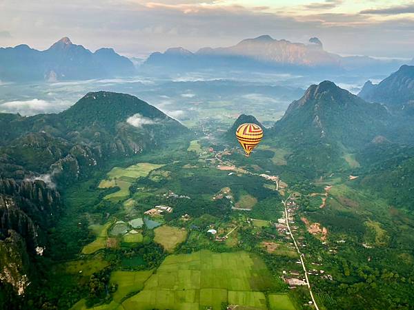 Vang Vieng旺陽慢漫寮-熱氣球+機車山+潟湖跳水
