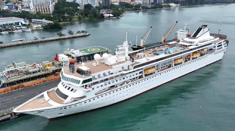 וילה Vie Residences Cruises MV Odyssey, שהוצבה כבית צף לחיים קבועים, השעתה טיסה מסביב לעולם בקמבודיה בשל המ…