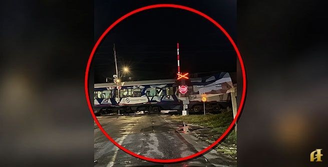 לריסה: הרכבת עברה עם מחסום פתוח - טרגדיה נמנעה בנס (וידאו) בלריסה עברה הרכבת במעבר חצייה כשהמחסום מורם. נהג…