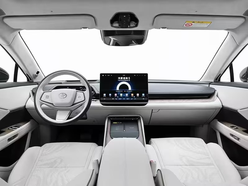 Toyota в Китае удивила ценой: электроседан уровня Camry будут продавать примерно за ₽1,6 миллиона. 3