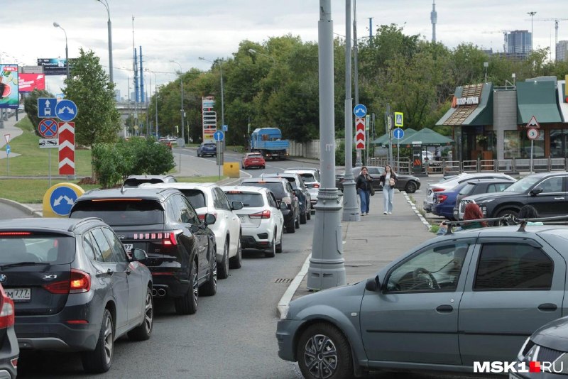 Жители Москвы и Подмосковья в последние дни сообщают в соцсетях об отсутствии бензина на части АЗС, в особенности бензина марки АИ-95, а также говорят об очередях к заправкам.Как пишет Msk1, ситуация с наличием бензина в московском регионе в июле улучшалас