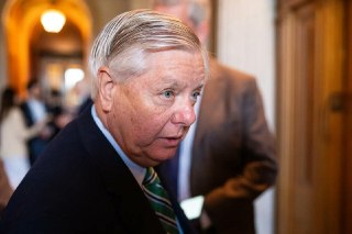 Сенатор США Линдси Грэм* скончался после непродолжительной болезни — ему был 71 год. Об этом сообщил официальный аккаунт политика в X.Вместе с сенатором-демократом Ричардом Блюменталем он предложил ввести 500-процентные пошлины на импорт в США из стран, ко
