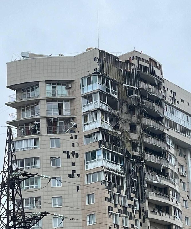 צפו: מזל"ט אוקראיני פגע בבניין מגורים בפרם, רוסיה, במרחק של כ-1,600 ק"מ משטח שבשליטת אוקראינה, הרג אדם אחד…