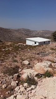 מקורות עבריים טוענים: סרטון מתעד את הנהג הפלסטיני שנעצר לאחר שיצא מרכב סמוך להתנחלות "מעלה לבונה" והסתער על…