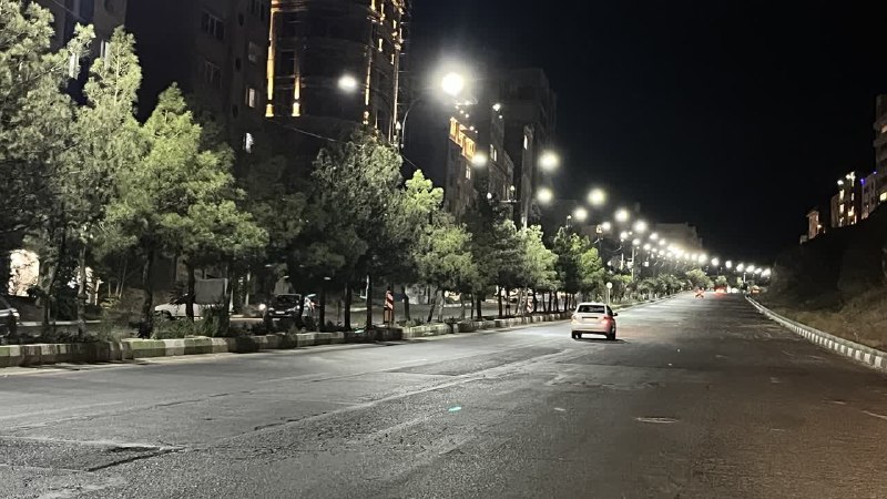 پایگاه خبری تارود: 📸شهر رودهن هر شب روشن‌تر می‌شود🔹 عملیات نصب پایه چراغ‌های دکوراتیو در بلوار کشتارگاه این شهر آغاز شد.🔹عباس صفری شهردار ر