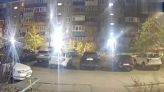 דייג מאורסק תקע דג שפמנון במשקל חמישה ק"ג היישר לעדשת אינטרקום וידאו באמצע הלילה כדי להשוויץ. לפני השפמנון…
