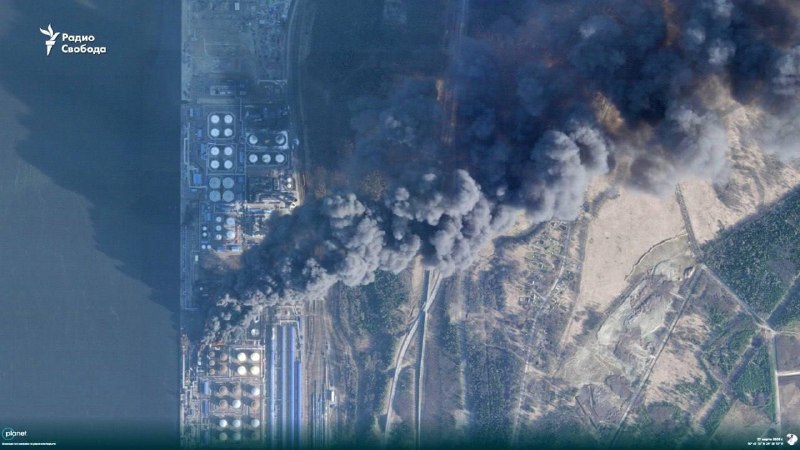 После подрывов областных портов в Петербурге «загрязнилась атмосфера»МЧС Санкт-Петербурга предупредило горожан о «загрязнении атмосферы». Ведомство озвучило неблагоприятный прогноз сразу на три дня, но не объяснило, с чем связано загрязнение воздуха, следу