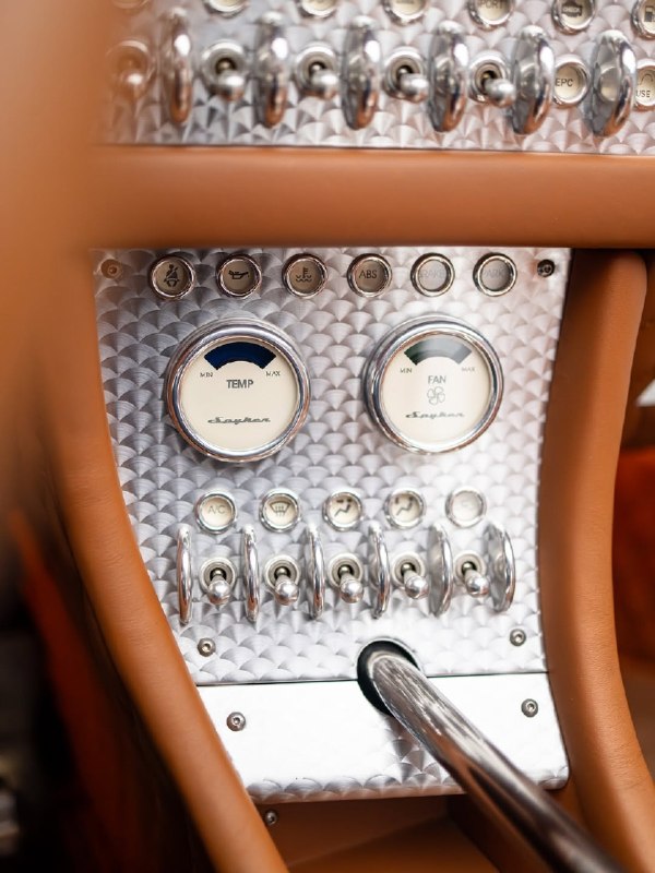 Spyker C8 Laviolette 2006 года выделяется на фоне однообразного мира суперкаров. Собранный вручную в 9