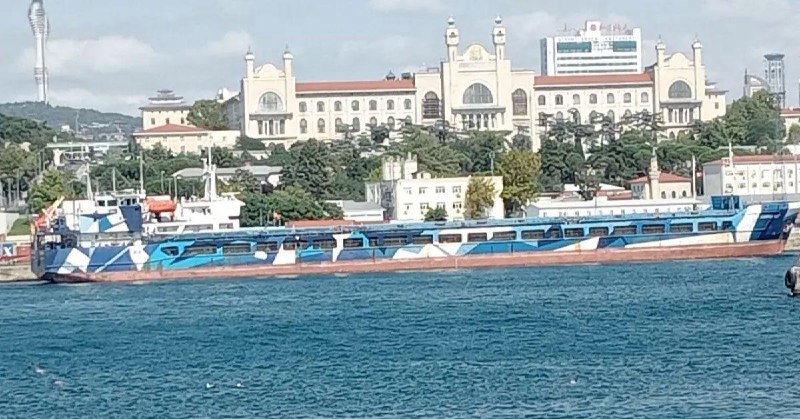 📸 ספינת המשא הרוסית MECHTA S נצפתה בנמל Haydarpaşa באיסטנבול צבועה בהסוואה מסנוורת בסגנון ימי יוצא דופן, ש…
