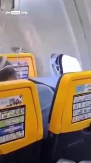 חלון מטוס נשבר באוויר...ונוסע שורד בנס. מגמה חברתית
