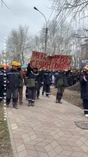 Китайские рабочие устроили протест в Комсомольске-на-Амуре из-за невыплат зарплат, пишет Komsagram.По данным телеграм-канала, по улицам города маршем прошли рабочие компании «Петро-Хэхуа» из строительного городка, расположенного рядом с нефтезаводом. Судя 