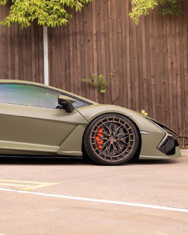 Lamborghini Revuelto 4