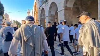דחוף: קבוצות מתנחלים מסתערות על מסגד אל-אקצא המבורך על רקע טקסים תלמודיים והגנה מפני משטרת הכיבוש