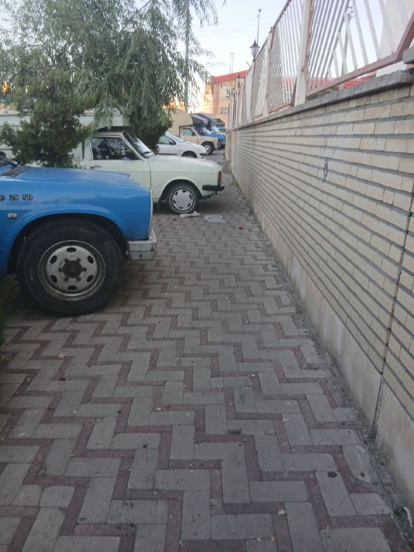 🏡سهندیمیز: 📩در چهارشنبهبازارهای فاز ۲ دستفروشان خودروهای خود را در پیاده رو و در مسیر تردد عابران پارک میکنند. این کار باعث سد مع