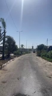 דחפור כיבוש מבצע עבודות גורף סביב המכשול הדרומי של העיר קלקיליה.