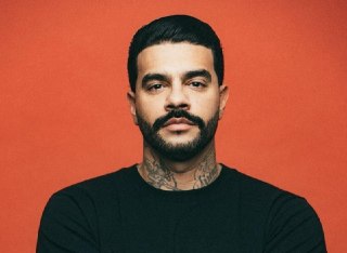 "В отличие от многих чиновников у меня нет и никогда не было западных счетов и недвижимости в ЕС. Поэтому мне — по фигу"Так Тимати прокомментировал Mash новости о введении против него санкции странами Евросоюза. В рамках 20-го пакета объединение утвердило 