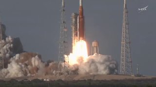 NASA запустило космическую миссию к Луне впервые за 54 годаКорабль «Орион» с четырьмя астронавтами на борту запустили с космодрома во Флориде в 01:35 (МСК). Миссия Artemis II будет длиться 10 дней. За это время корабль облетит Луну и вернется обратно.Менее