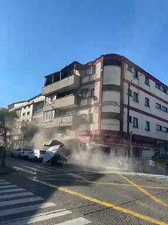 צפו: בניין בן שלוש קומות קורס במהלך רעידת האדמה M7.4 בקולומביה.