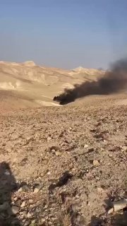 דחוף: מתנחלים שורפים רכבים של עובדים לאחר שרדפו אחריהם באזור "ואדי אל סמתא" בבדיית יטא, דרומית לחברון.