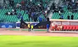 סיסמאות אבל לרגל מות הקדושים של עזרת זהרה (ר''ל) באצטדיון בצרה, עיראק האוהדים כיבדו את זכרו של הזראת זהרה (…