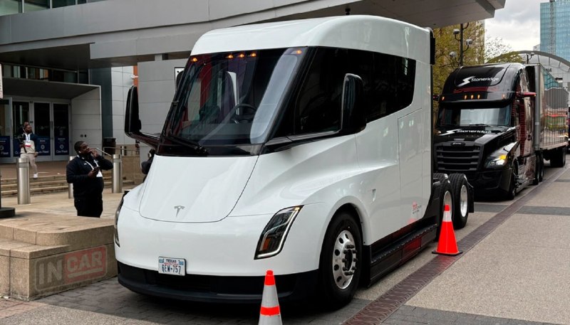 Tesla спустя 9 лет запустила серийный тягач Semi 3