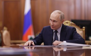 🗓 Падение рейтинга Путина и отставка главы ICE. Что еще произошло к 18:00 мск:🔷 Политика. ВЦИОМ шестую неделю подряд фиксирует снижение рейтинга одобрения деятельности Путина. Сейчас он составляет 66,7%.🔷 Общество. В Удмуртии решили сократить врачей и медп