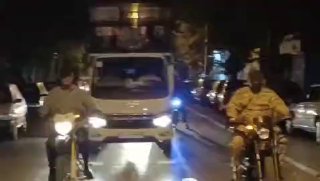 🎥 כתפי העיר מתחת לארון הקבורה של ילדו; הפרידה האחרונה של קנגבאר בהריגת שאקיבאפר