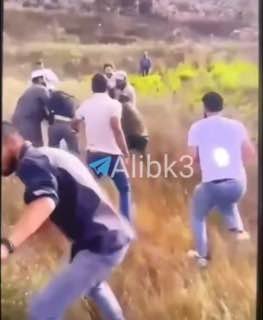 סצנות מזווית קרובה יותר של האפוס שכתב הרוצח הפלסטיני ברגע שהשתלט על נשקו של החייל הישראלי ופתח באש ישירות ל…