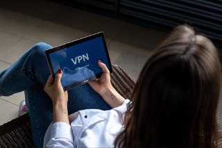 Хостинг-провайдерам запретят обслуживать VPN-сервисыВласти РФ хотят запретить хостинг-провайдерам предоставлять вычислительные мощности владельцам VPN-сервисов. Такие меры предложены ко второму чтению законопроекта «Антифрод 2.0», пишет «Коммерсант».Для хо