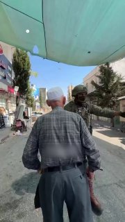 חייל ישראלי מנע מקשיש פלסטיני להגיע לביתו בעיר העתיקה של חברון, בגדה המערבית הכבושה, ב-11 באוגוסט, כאשר צה"…