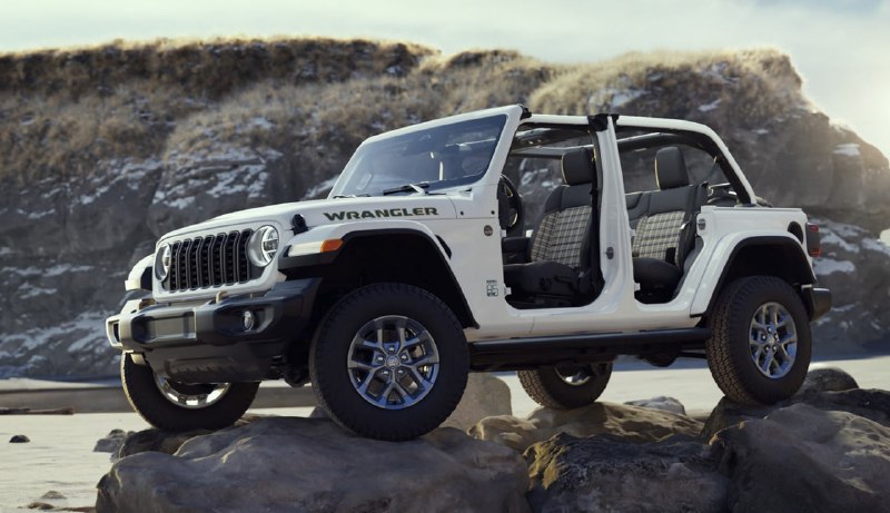 Jeep выпустил юбилейные Wrangler и Gladiator к 85-летию брендаЮбилейные исполнен