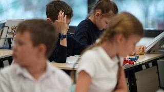 «Чуждые и опасные смыслы под видом моды»: томские чиновники объяснили, зачем запретили школьникам носить одежду с иностранными надписямиЗапрет на ношение одежды с иностранными надписями для учащихся нескольких школ в Томской области призван уберечь детей о