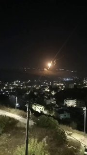 סצנות חדשות הרגע בו כוחות ישראל שיגרו פצצות התלקחות במרחב האווירי של האזורים הצפון-מערביים של העיר שכם.