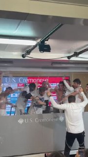 🍾🇪🇺 When the Como team stormed Cesc Fabregas' press conference to celebrate qualifying for the UEFA Champions League! Now, they have won 2/3 games in the league stage. Such a special project. 💙🤍.
