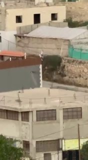 כוחות הכיבוש מרימים את דגלם מעל בית המשמש כצריף צבאי בכפר ג'אלוד, דרומית מזרחית לשכם.