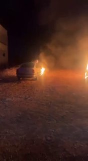 מתנחלים שורפים כלי רכב פלסטינים במהלך תקיפתם באזור המזרחי של העיירה ביתא מדרום לשכם.