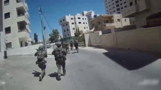 כוחות קומנדו של דובדבן פשטו היום על ביתוניה שביהודה ושומרון ותפסו את איסמעיל אנקאיו יחד עם מבוקש שני, כך או…